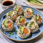 Sushi-Reisbällchen mit Lachs und Avocado